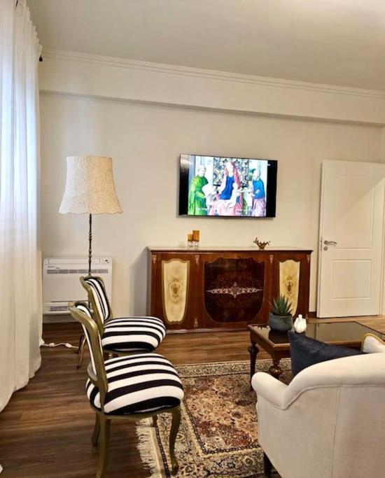 Novi'S Luxury Apartment 2 Gjirokastër Eksteriør bilde